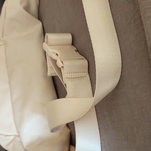 Fabletics Belt bag cream colored - Picture 5 of 12